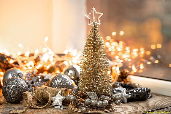 christmas-background-with-decorative-fir-tree-blurred-background-with-bokeh_1_.jpg  